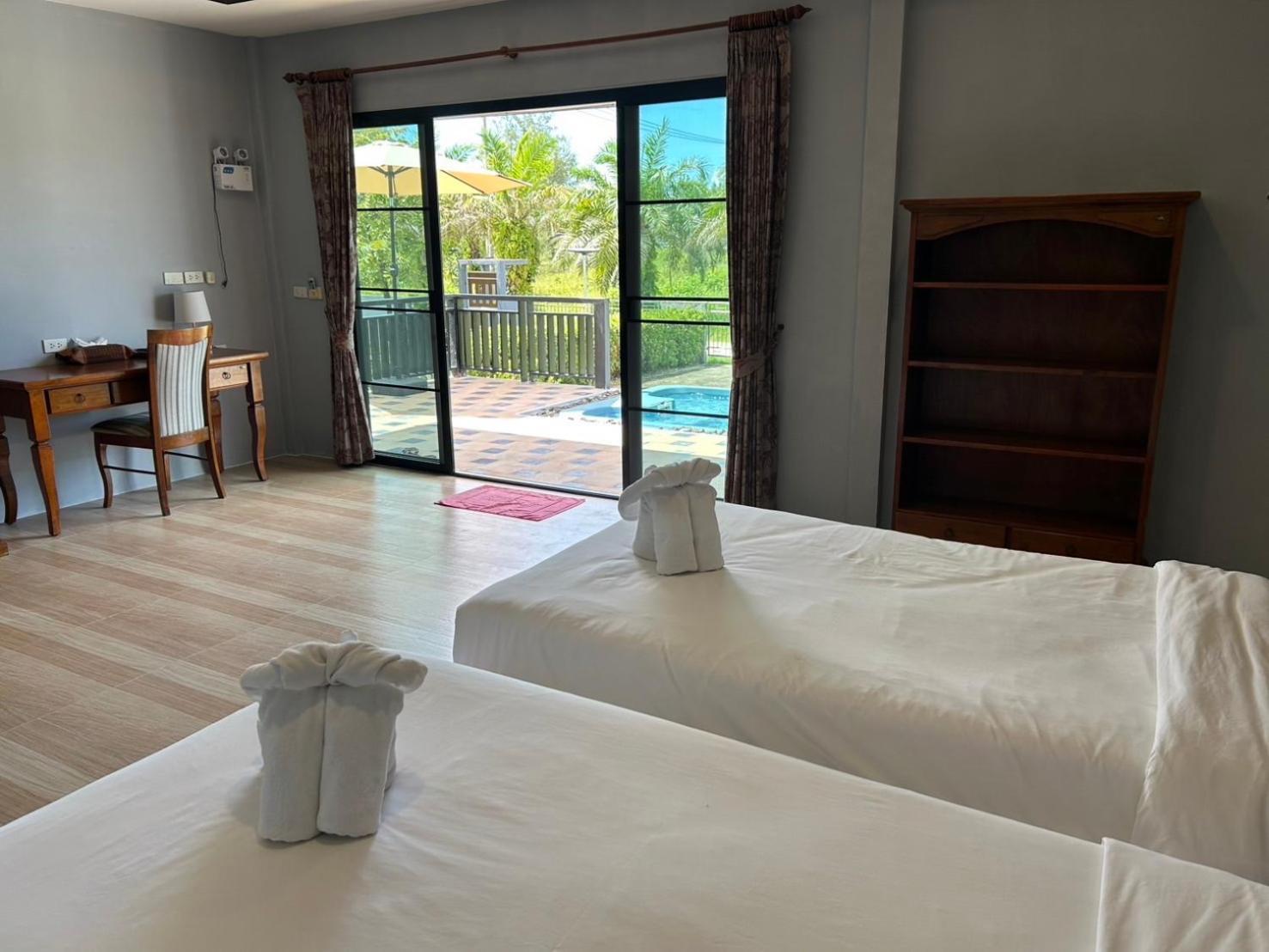 The Hip Resort @ Khao Lak Bang Sak Bagian luar foto