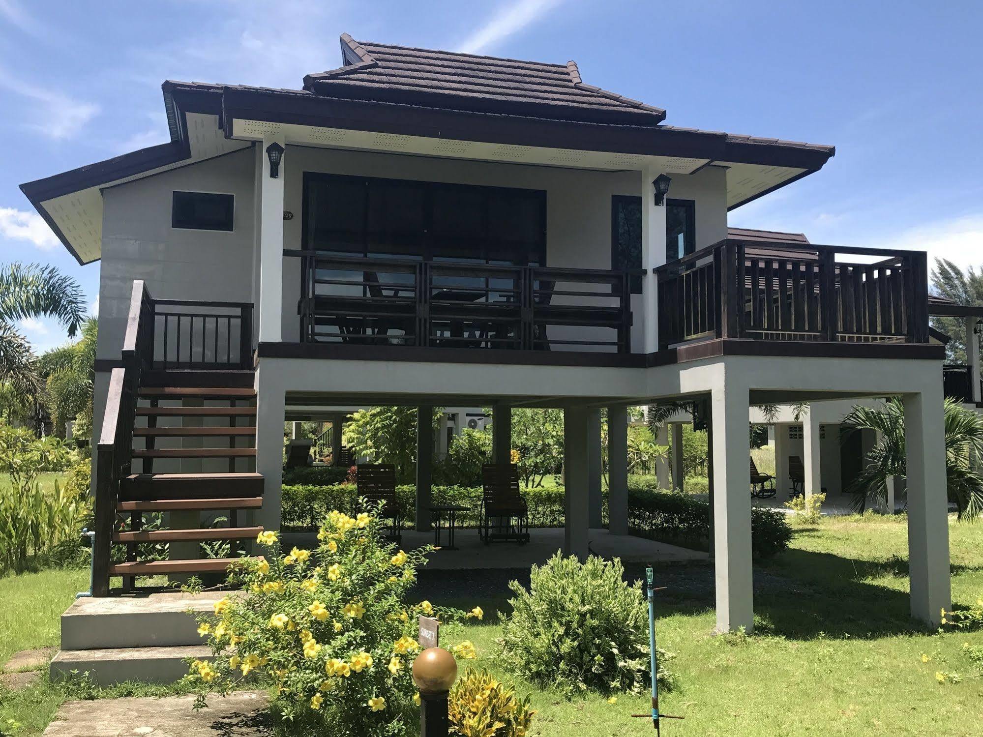 The Hip Resort @ Khao Lak Bang Sak Bagian luar foto