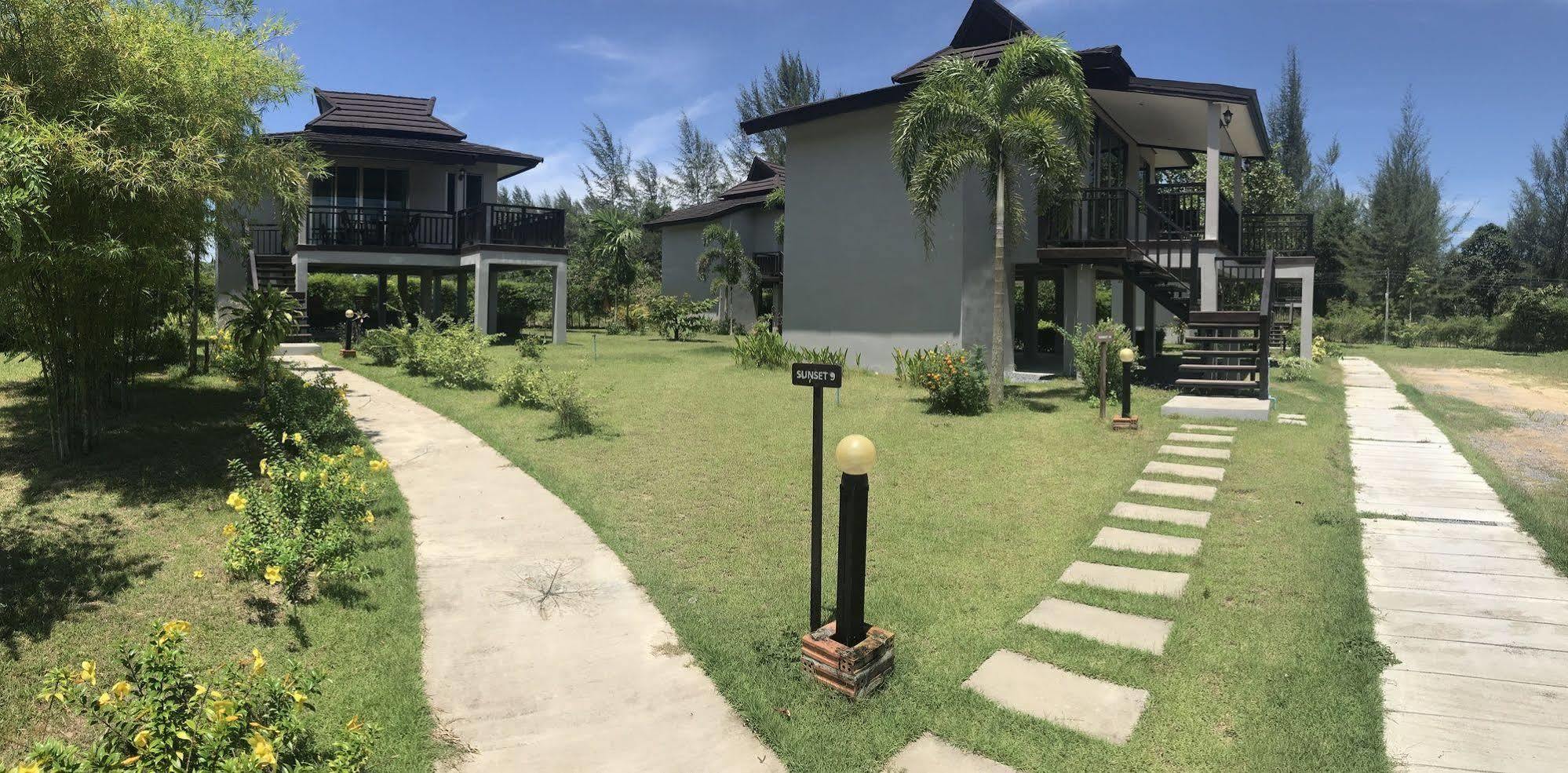 The Hip Resort @ Khao Lak Bang Sak Bagian luar foto
