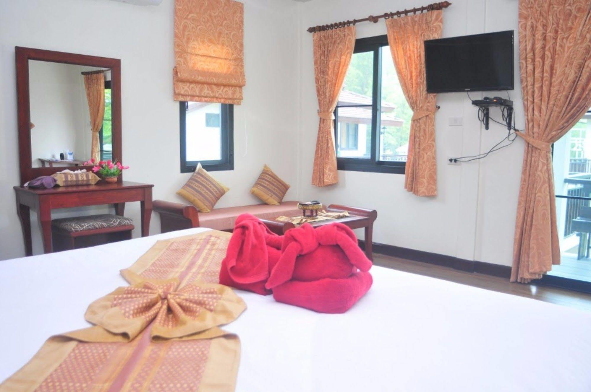 The Hip Resort @ Khao Lak Bang Sak Bagian luar foto