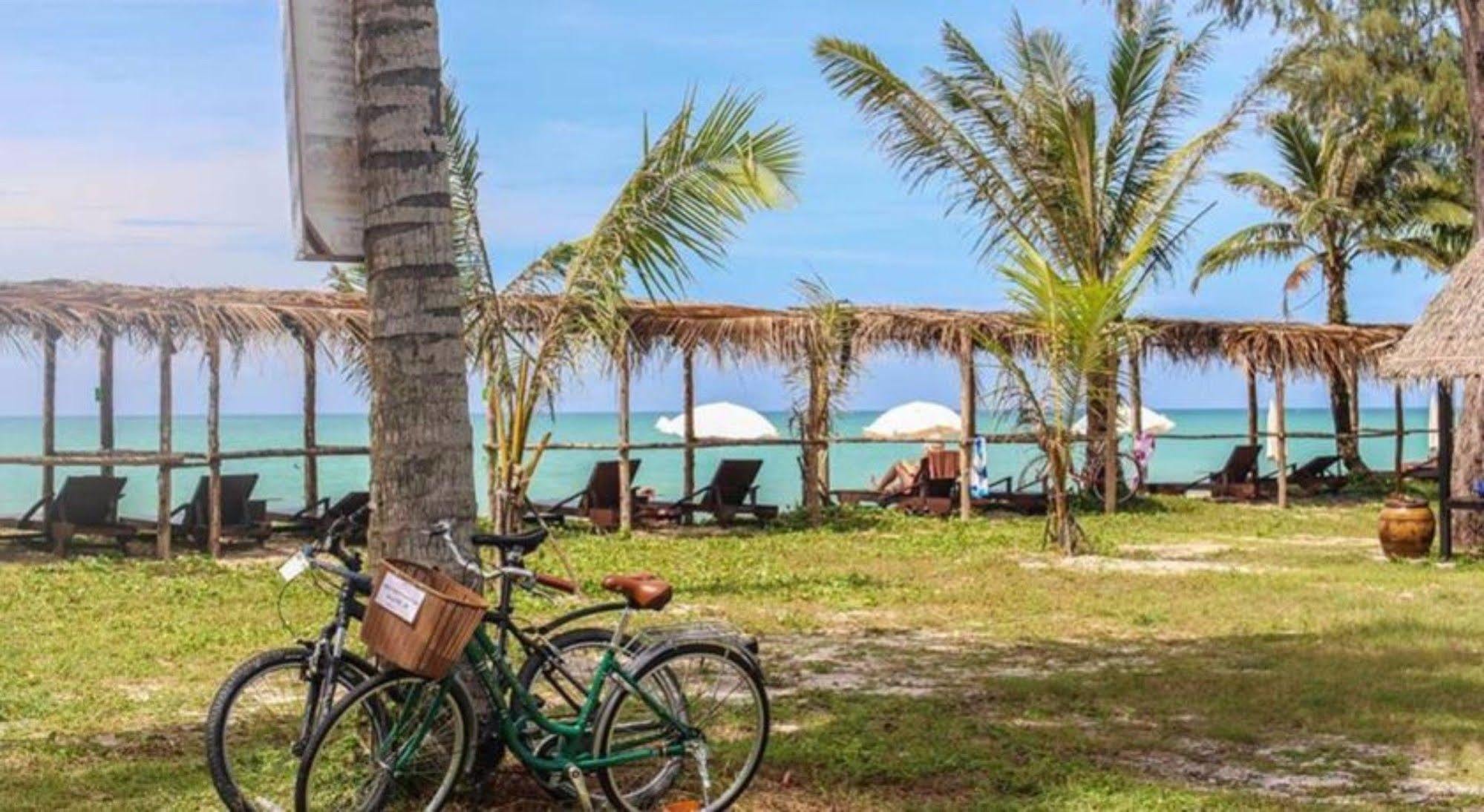 The Hip Resort @ Khao Lak Bang Sak Bagian luar foto